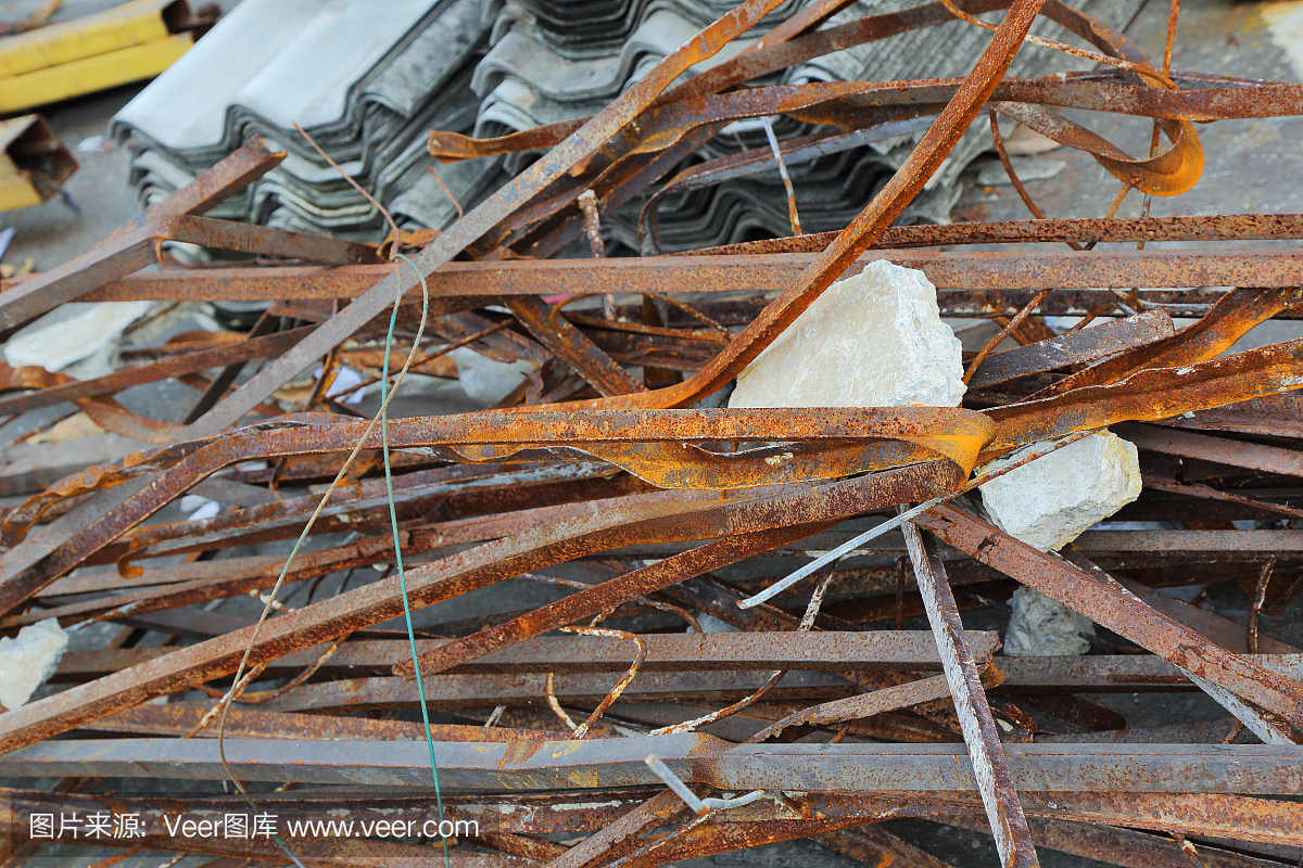 被回收的扭曲生锈的废钢大梁堆